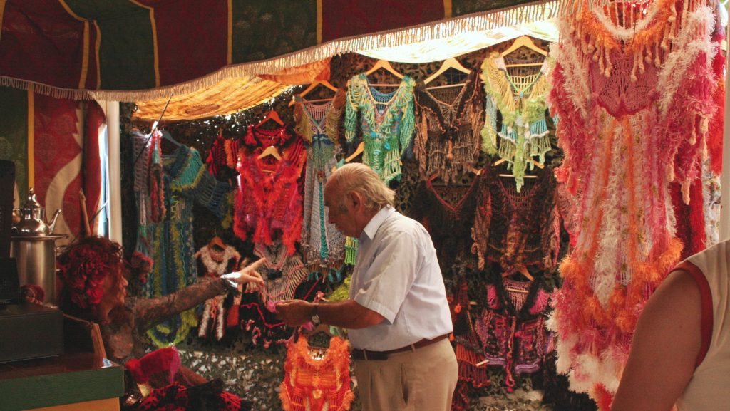 Mercadillos hippies de Ibiza: la realidad sobre Punta Arabí y Las Dalias